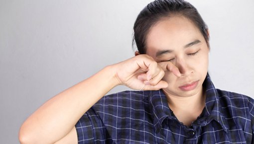 Foto von erschöpfter Frau mit blasser Haut