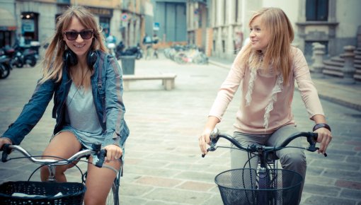 Foto von zwei Frauen mit Fahrrad