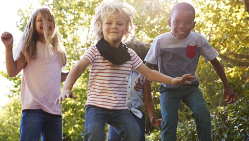 Fotos von Kindern auf einem Trampolin