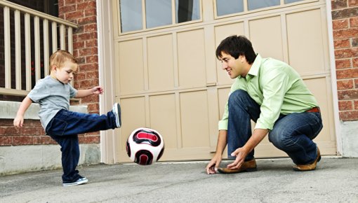 Foto von Vater und Sohn mit Ball