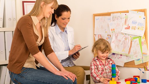 Foto von Mutter und Tochter bei einer U-Untersuchung