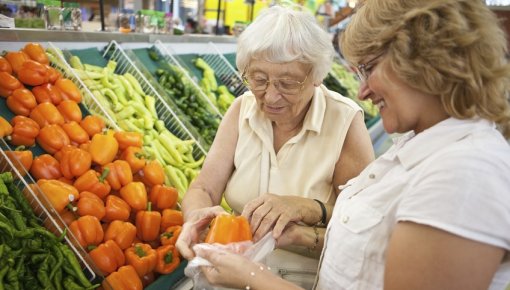 Foto von zwei Frauen beim Einkaufen