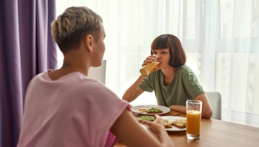 Foto von zwei Freundinnen beim Essen an einem Tisch