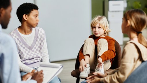 Foto von drei Kindern in einer Beratungssituation