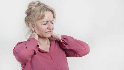 Foto von Frau mit Schmerzen im Nacken