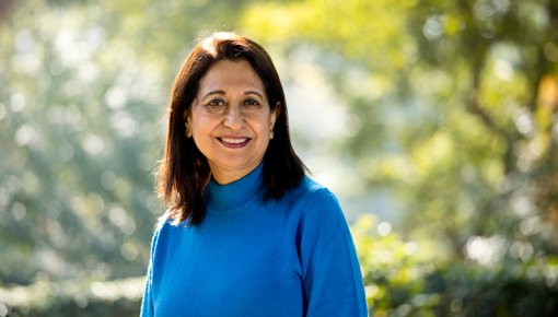 Frau mit blauem Pullover in Park