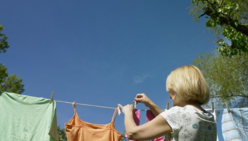 Foto von Frau beim Aufhängen von Wäsche