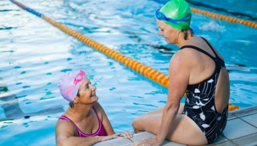 Foto von zwei Frauen im Schwimmbad