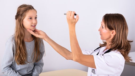 Foto von Patientin und Ärztin bei einer Untersuchung