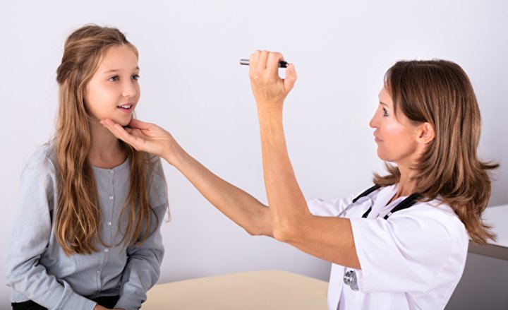 Foto von Patientin und Ärztin bei einer Untersuchung