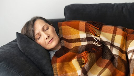 Foto von Frau, die sich auf dem Sofa ausruht 