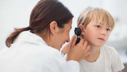 Foto von Mädchen und Ärztin bei der Ohrenuntersuchung