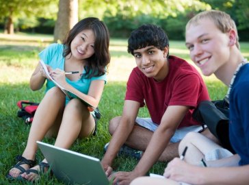 Foto von Gruppe ausländischer Studierender im Park