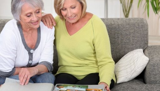 Foto von zwei Frauen mit Fotobuch