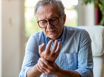 Foto von Mann mit schmerzender Hand