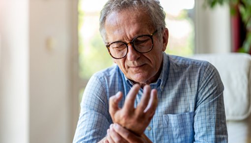 Foto von Mann mit schmerzender Hand