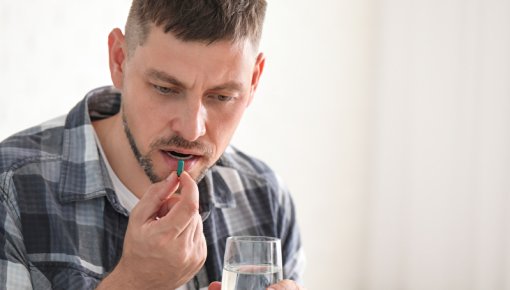 Foto von Mann bei der Antibiotika-Einnahme