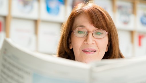 Foto von Frau mit Zeitung