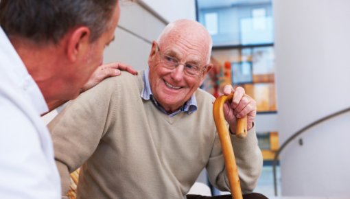 Foto von Patient und Arzt im Gespräch