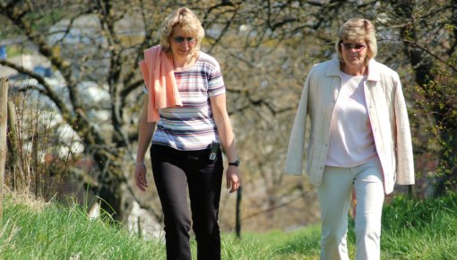 Foto von zwei Frauen beim Spaziergang
