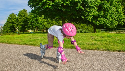 Foto von Kind auf Inlineskates bei einem Sturz