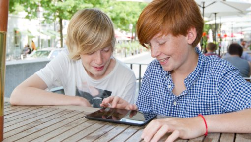 Foto von zwei Teenagern mit Tablet