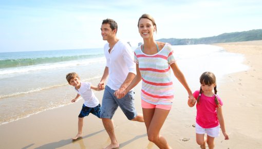 Foto von Familie beim Strandspaziergang