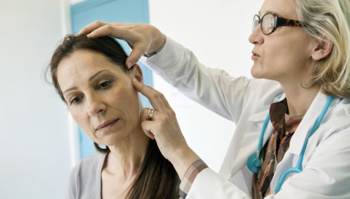 Foto von Patientin und Hautärztin bei der Untersuchung