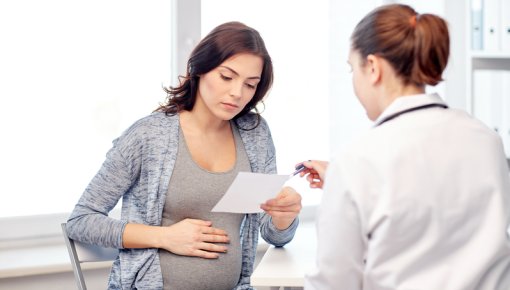 Foto von schwangerer Frau und Ärztin
