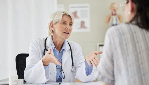 Foto von Ärztin und Patientin in der Beratung