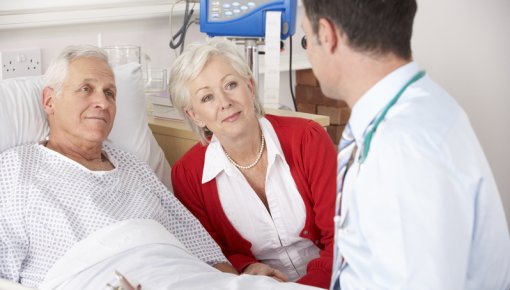 Foto von Patient, Partnerin und Arzt im Krankenhaus