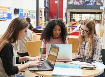 Foto von drei Studentinnen am Computer