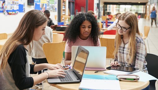 Foto von drei Studentinnen am Computer