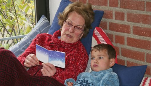 Foto von Großmutter und Enkel beim Vorlesen