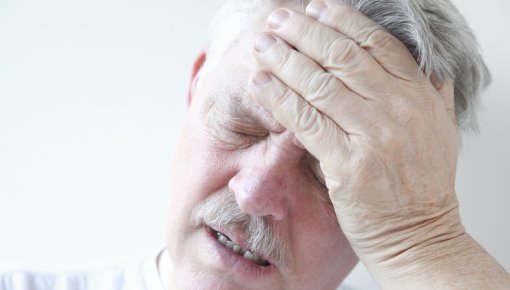 Foto von Mann mit starken Kopfschmerzen