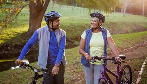 Paar beim Radfahren in der Natur