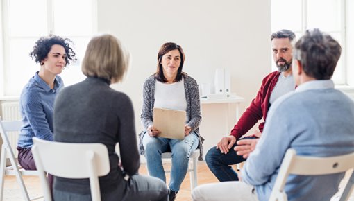 Gruppe von Betroffenen im Gespräch im Stuhlkreis