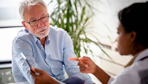 Foto von Patient und Ärztin im Gespräch