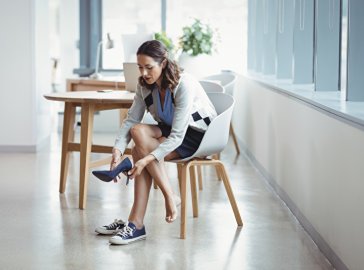 Foto von Frau beim Wechseln ihrer Schuhe
