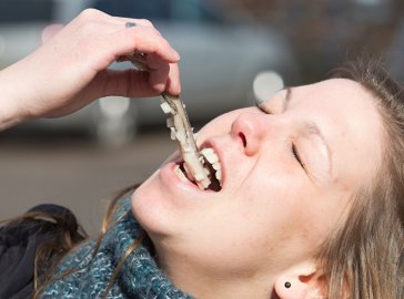 Foto von Frau beim Verzehr eines Matjes