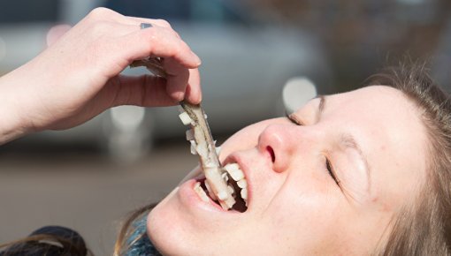 Foto von Frau beim Verzehr eines Matjes