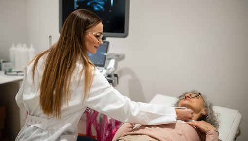 Foto einer Ultraschalluntersuchung bei einer Patientin