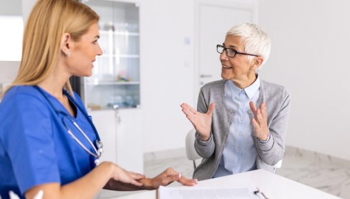 Foto von Ärztin und Patientin im Gespräch