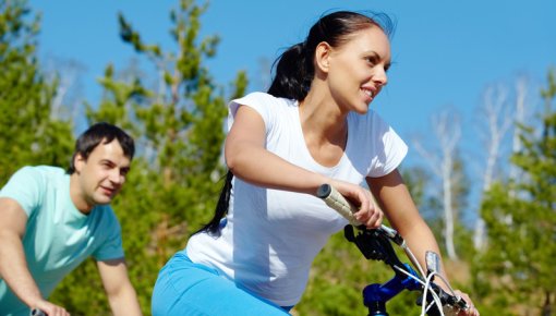 Foto von Paar beim Radfahren