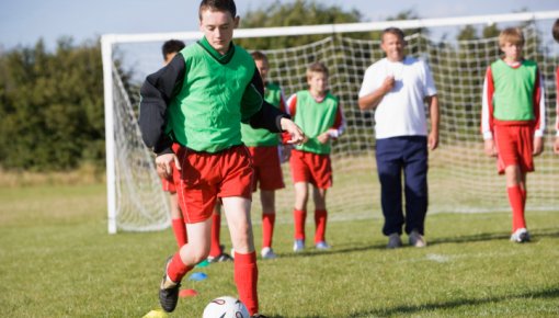 Foto von Jugendgruppe beim Fußballspielen