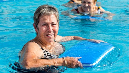 Foto von Frau bei der Wassergymnastik