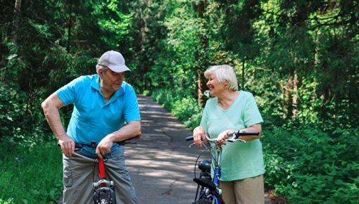 Foto von Paar beim Radfahren