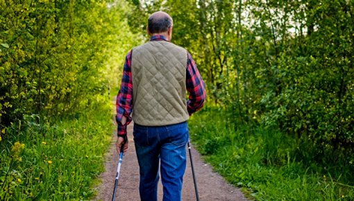 Foto von Mann beim Nordic Walking