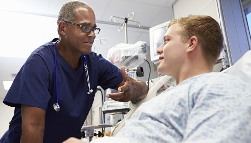 Foto von Teenager und Arzt im Krankenhaus