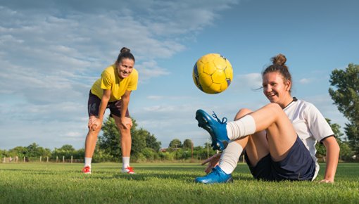 Foto von zwei Frauen mit Fußball